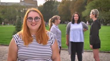 Grup gülümseyen güven ile açık feministler fron brüt beyaz kadın odaklı