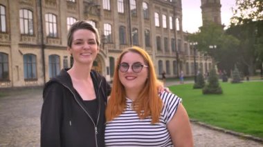 iki beyaz kız yakından ile birlikte ayakta aksine açık gülümseme