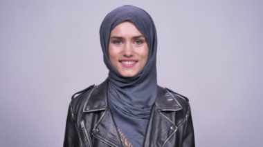 hijab doğal manzara ve rahat poz kapalı kamera önünde beyaz kadının muhteşem gülümseme