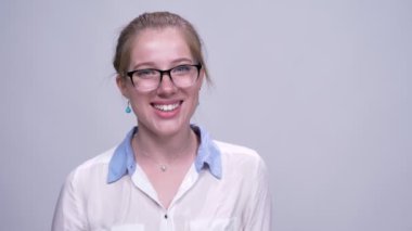 rahat gülüyor ve düz kapalı seyir gözlüklü genç harika kadın