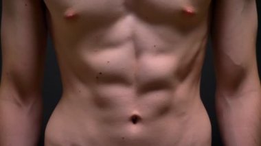 Kas gövde ve pazı beyaz sporcunun güçlü kamera Studio yanında duran uygun