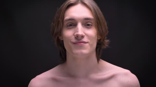Милый мускулистый кавказский мальчик с улыбкой в помещении без рубашки — стоковое видео