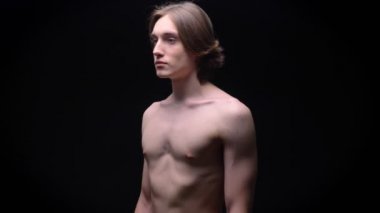 siyah arka plan ile kas güçlü beyaz çıplak çocuk nefes ve ayakta sakin