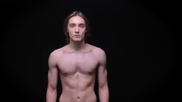 Sportovní kavkazské chlapec vstoupil do kamery a ukazovat svaly, sportovní tělo — Stock video