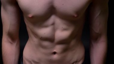 atletik abs ve gergin kaslar üzerinde backgroung Studio ile güçlü adam gövde