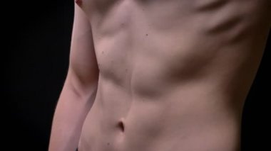 gövde çıplak beyaz adam zorlayarak ve siyah arka plan üzerine kapalı rahatlatıcı uygun