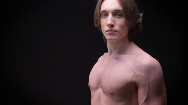 Güzel Beyaz Çıplak Erkek Görünümlü Kamera Karanlık Studio Içinde Odaklanmış — Stok video