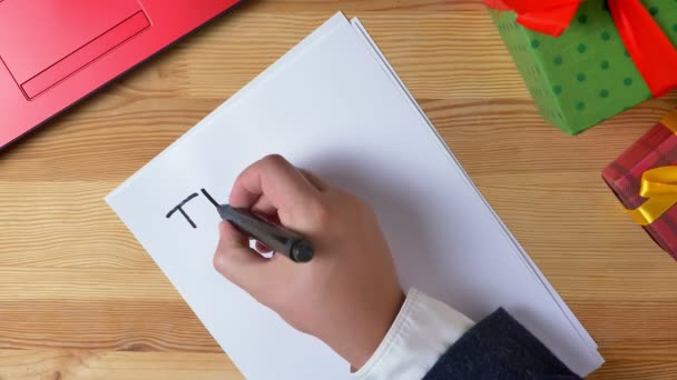 Illusztráció, új év, a férfi keze írása a notebook 2019 trendek. — Stock videók
