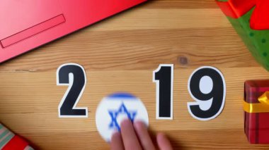 İllüstrasyon, yeni yıl, Erkek el 2019 İsrail bayrağı, ülke topu, masaya koymak