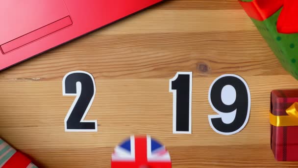 Illustration, Neujahr, Männerhand auf den Tisch gelegt auf britischer Flagge, Länderball, 2019 — Stockvideo