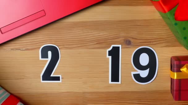 Ilustración, año nuevo, mano masculina puesta sobre la mesa en bandera francesa, country ball, 2019 — Vídeo de stock
