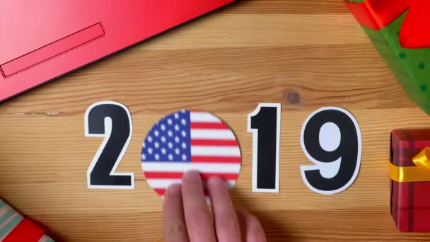 Illustrazione, anno nuovo, mano maschile messa sul tavolo sulla bandiera americana, ballo di paese, 2019 — Video Stock