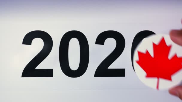 Ábrán látható, az új év, a férfi kezét az asztalra a kanadai lobogót, ország labdát, 2020-ra — Stock videók