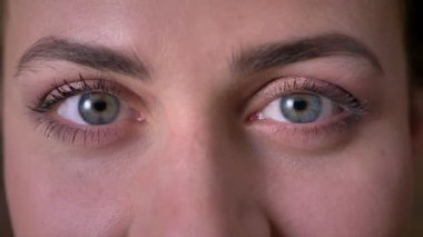 içtenlikle ve mutlu bir şekilde arayan beyaz kız inanılmaz yakın çekim gözleri