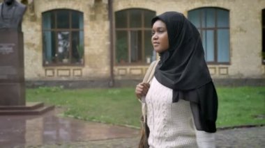 Üniversitesi, sevimli kız öğrenci, kaldırım Parkı yürüme hijab güzel Afrikalı-Amerikalı Müslüman kadın