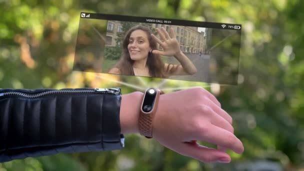 Dívka závodník rukou zavolat příteli, který se objeví v hologramu. Hodiny, futuristické a technologické. Park v pozadí. — Stock video