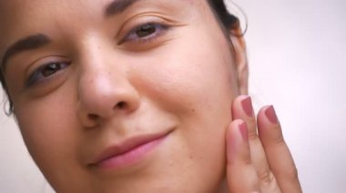 mükemmel cildi parmaklarıyla dokunarak ve kamera kapalı arıyorum genç kadının yakın çekim yüz