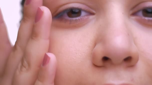 Piękna skóra świeci dziewczyna patrząc na kamery zrelaksowany i ściśle w studio — Wideo stockowe