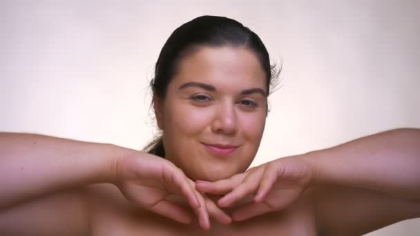 Happy smiling nude caucasian obese girl, smiling at camera with close-up face and open eyes in white studio — Stock Video