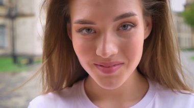 sevimli gülümseyen beyaz kadın, güler yüz ve doğal açık kameraya bak