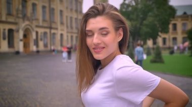 güzel beyaz kadın görünümlü ve fotoğraf makinesi ve daimi kentsel arka planda yalnız rahat