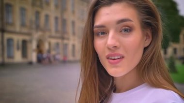 yakın çekim yakışıklı beyaz erkek, şaşırttı ve kamera binaları ile sokakta göz eğlendirdi