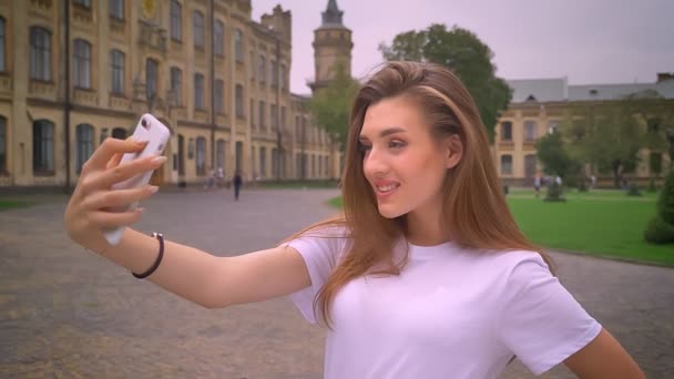 Gülen Telefonunu Gülümseyerek Hala Sokakta Duran Selfies Dudaklı Çekici Güzel — Stok video