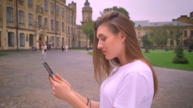 Tablet, yeşil ekran kamera gösterilen, gülümseyen Üniversitesi arka planda kullanan şirin cuacasian kız