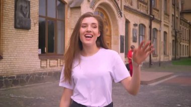 korku veren soğuk beyaz uzun saçlı kadın mutlu gülümseme ve rahat ruh hali ile kültürel şehir sokakta yürüyor