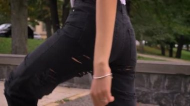 muhteşem beyaz kadın yapma adımlarla merdivenlerde park arka plan üzerinde yakın çekim çekim