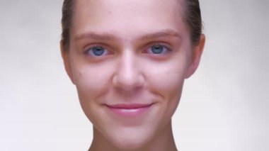 Güzel beyaz kadın güzel temiz cilt beyaz Studio ile unwinking bakış