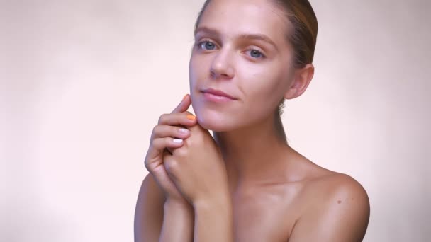 Portrait of naked caucasian woman who is looking fresh and caring about her skin inside the white studio — Stock Video