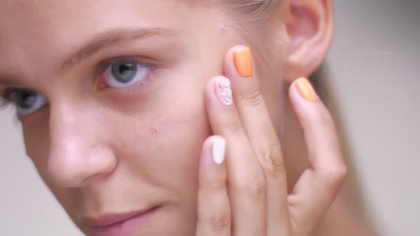 Close-up retrato de calma menina caucasiana que está tocando ternamente seu rosto com bela pele interior — Vídeo de Stock