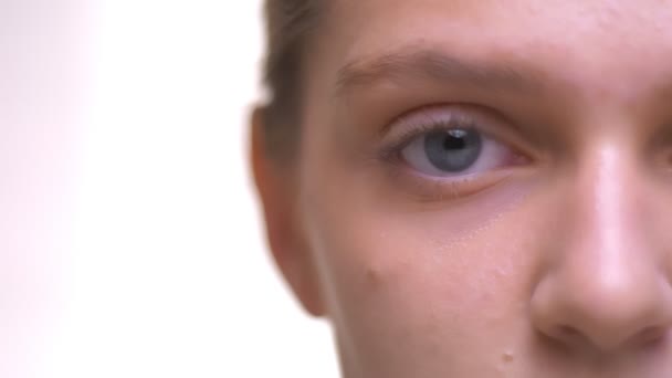 目と健康な白人女性と白背景の唇に焦点を当ててクローズ アップ美しい健康的な肌 — ストック動画