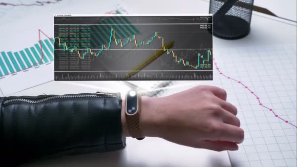 Holograma futurista del diagrama de negocio, reloj inteligente en la mano femenina — Vídeo de stock