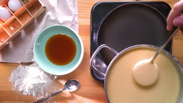 Верхній дріб, готуємо суміш для смажених млинців в домашніх умовах, органічна їжа на сніданок — стокове відео