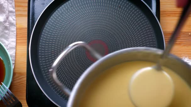 Top shot, délicieuse crêpe jaune est préparée sur poêle, petit déjeuner bio — Video