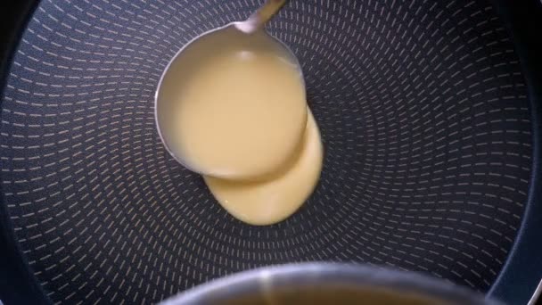 Top shot, pankake savoureux frais est frire ith scoop intérieur, pause parfaite — Video
