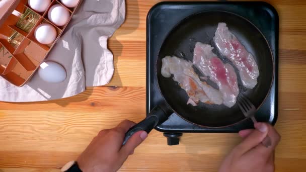 Top shot, sabrosas rebanadas de tocino se voltea y se fríe en sartén, desayuno americano, comida fresca — Vídeos de Stock