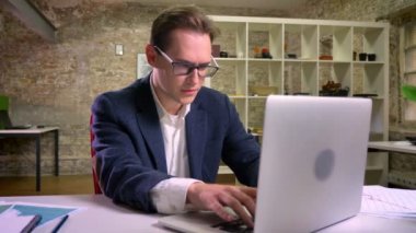 Beyaz adam kazanan jest laptop kapalı yakınındaki onun işyerinde otururken gösteren zevk