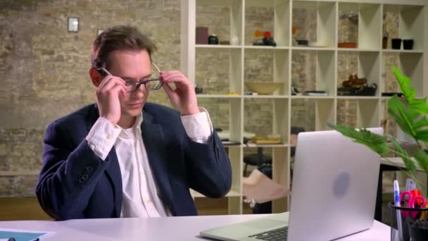 Tired caucasian office worker stopped typing on laptop for short break , touched relaxed eyes in glasses and work again — Stock Video