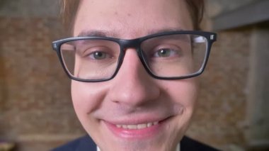 Beyaz adamın gözlük, doğrudan göz ve memnun kişi, kapalı yakın çekim mutlu gülümseyen yüzü