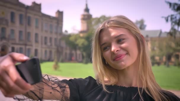 Selfie 고 공원 근처 거리에 백인 여성의 까다롭고 밝은 미소 화창한 날 — 비디오