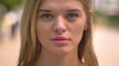 Yakın çekim gülen yüz düz dışarıda sarışın kısa saçlı beyaz kız