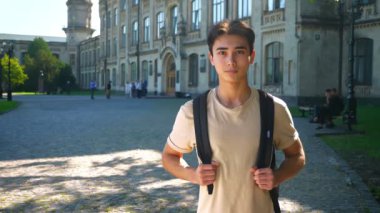 Ciddi konsantre Asya adam sokak, güneşli gün, sakin ruh duruyor