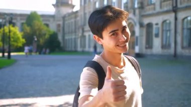 Ayraçlar içinde gülüyor ve sunlights içinde açık duran süre kamera, tabelaya gibi gösteren Asyalı çocuk odaklı