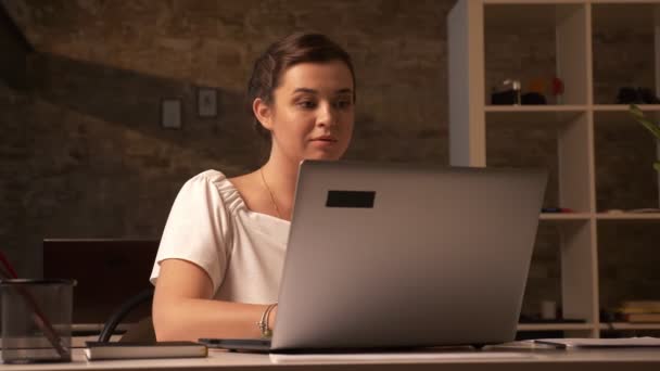 Bonita mulher de negócios caucasiana levando documentos de outro trabalhador com gratidão enquanto sentado em seu computador e sorrindo — Vídeo de Stock