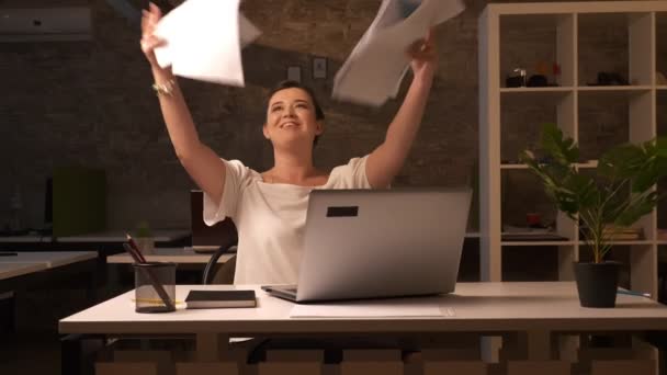 Feliz risa mujer de negocios caucásica está guisando sus documentos alrededor de la oficina mientras está sentado en el estudio de ladrillo aislado, divertirse — Vídeo de stock