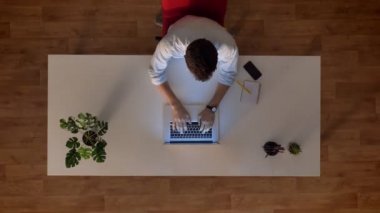 En iyi atış, zaman atlamalı büro hayatı, dizüstü bilgisayar kullanarak, kahve içme ve kapalı takılmak odaklı çalışan adam, ahşap zemin