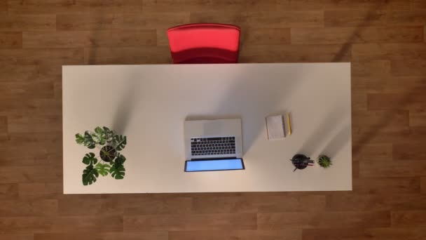 Časová prodleva, čas běží rychle v úřadu, prázdnou tabulku, červené křeslo a laptop, topshot, dřevěné studio — Stock video